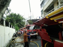 Petugas Kesulitan Menuju Lokasi Kebakaran Rumah Padat Penduduk di Tamansari
