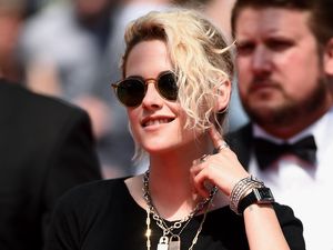 Tidak Glamor, Kristen Stewart Santai Berkaus di Festival Film Cannes 2016
