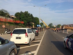 Begini Upaya Evakuasi JPO yang Roboh Tertabrak Trailer di Tol BSD