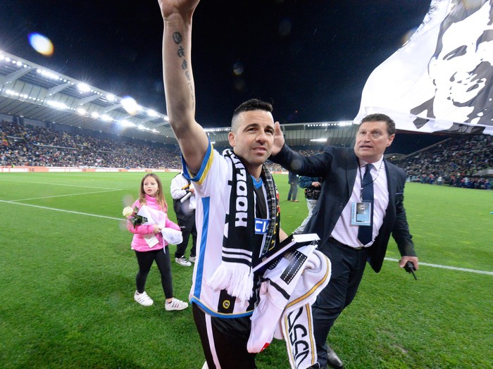 UDINE, ITALY - MAY 15:  Antonio Di Natale of Udinese Calcio say hello to the fans after their last games  the Serie A match between Udinese Calcio and Carpi FC at Stadio Friuli on May 15, 2016 in Udine, Italy.  (Photo by Dino Panato/Getty Images)