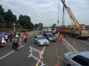 Petugas Buka Dua Lajur Contra Flow untuk Pengendara Menuju Jakarta