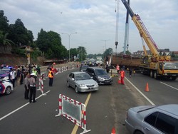 Petugas Buka Dua Lajur Contra Flow untuk Pengendara Menuju Jakarta