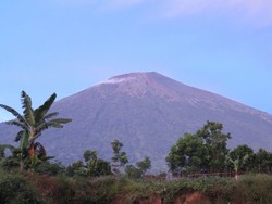 Mengagumi Indahnya Gunung Rinjani dari Bukit Pergasingan
