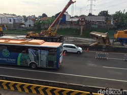 Penampakan Bongkahan JPO yang Masih Menutup Ruas Tol BSD Arah Jakarta