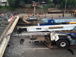 Evakuasi Bangkai JPO yang Roboh di Tol BSD Diperkirakan Rampung Hari Ini