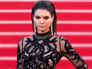Kendall Jenner Bergaya Seperti Kim Kardashian, Pakai Gaun Transparan di Cannes