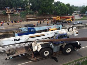 2 Crane Gagal Angkat Bangkai JPO yang Roboh di Tol JORR BSD