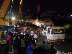 Sopir Truk Trailer yang Tabrak JPO Hingga Roboh Masih Diperiksa Polisi