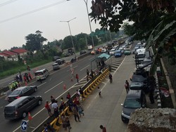 Imbas JPO Tol BSD Roboh, Listrik di Kampung Serua Poncol Mati