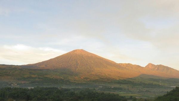 Spot Terbaik Memotret Rinjani di Pagi Hari