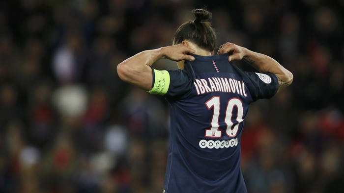 Football Soccer - Paris St Germain v Nantes - French Ligue 1 - Parc des Princes stadium, Paris, France - 14/05/2016. Paris St Germains Zlatan Ibrahimovic, who plays his final game for Paris Saint Germain, adjusts his shirt. REUTERS/Gonzalo Fuentes TPX IMAGES OF THE DAY