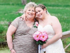 Kebahagiaan Wanita Tuna Netra Bisa Melihat Putrinya Pakai Gaun Pengantin Kebahagiaan Wanita Tuna Netra Bisa Melihat Putrinya Pakai Gaun Pengantin