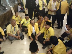 Akom Gerilya ke Peserta Munaslub, Lesehan Malam hingga Salami Airin