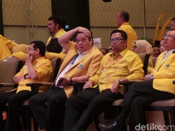 Gaya Caketum Golkar Saat Voting: Main Ponsel, Tertawa, dan Menguap