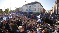 Seluruh penggawa Leicester dan Claudio Ranieri hadir dalam perayaan besar tersebut, tentu saja bersama trofi juara yang baru dimenangi. Reuters/Darren Staples.