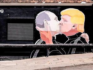 Mural Kontroversial Donald Trump-Vladimir Putin Jadi Buah Bibir Mural Kontroversial Donald Trump-Vladimir Putin Jadi Buah Bibir
