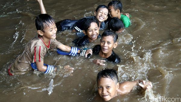 Cerianya Anak-anak Bermain Banjir