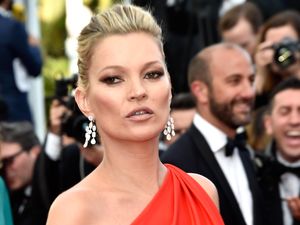 Kate Moss Sumbang Baju Favoritnya Demi Galang Dana Krisis Corona