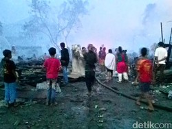 Petugas Lakukan Pendinginan, Warga Mulai Mendekat ke Rumah Bedeng yang Terbakar