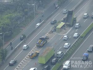 Macet 10 Km Imbas Trus Pasir Terbalik di Tol JORR Pasar Minggu