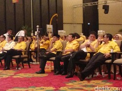 Novanto Tembus 30%, Akom Membuntuti