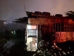 Petugas Masih Berupaya Padamkan Kebakaran Permukiman Semi Permanen di Dekat UNJ