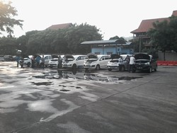 Puluhan Mobil GrabCar Uji Kir di Pulogadung