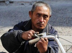 Inspiratif! Jin Jadi Tukang Reparasi Sepeda Meski Tak Punya Kaki dan 9 Jari