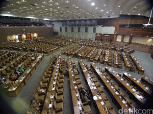 Anggota DPR Tak Mau Mundur Saat Maju Pilkada, Revisi UU Pilkada Deadlock!