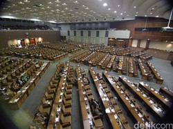 Anggota DPR Tak Mau Mundur Saat Maju Pilkada, Revisi UU Pilkada Deadlock!