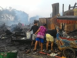 Kebakaran Rumah Bedeng Dekat  UNJ, Warga Selamatkan Barang yang Tersisa