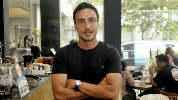 Tampil Kasual, Hamish Daud Tetap Keren