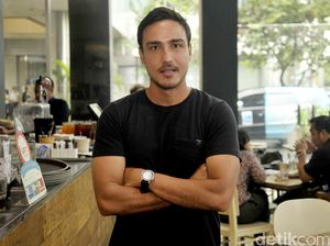 Tampil Kasual, Hamish Daud Tetap Keren
