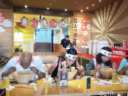 Habiskan Monster Ramen Dalam 4,5 Menit dan Raih Hadiah Tiket ke Jepang
