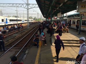 KRL Anjlok, Stasiun Manggarai Penuh Sesak