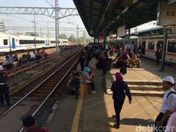 KRL Anjlok, Stasiun Manggarai Penuh Sesak