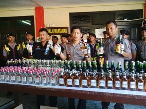 Ratusan Botol Miras Tak Berizin Jual Disita Polisi