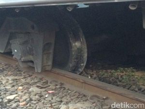 Ini Penampakan KRL Anjlok di Perlintasan Manggarai-Sudirman