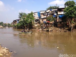 Sapa Warga Pinggiran Kali Ciliwung, Ahok: Nanti Pindah Ya!