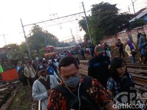 KRL Anjlok di Manggarai, Penumpang Jalan Kaki ke Stasiun Sudirman