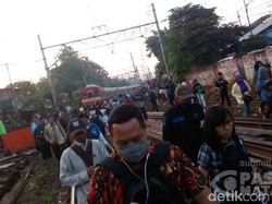 KRL Anjlok di Manggarai, Penumpang Jalan Kaki ke Stasiun Sudirman