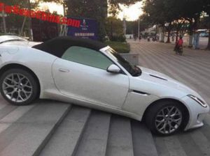 Jaguar F-Type Convertible Ini Terjebak di Tangga
