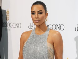 Demi Tampil Maksimal, Kim Kardashian Rendam Gaun Couture di Air Teh