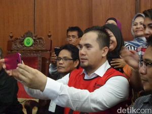 Majelis Hakim Saipul Jamil Diperiksa Berjemaah oleh KPK Majelis Hakim Saipul Jamil Diperiksa Berjemaah oleh KPK