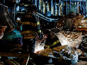 Ada Kebakaran, Kereta Metro New York Terganggu