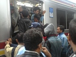PT KCJ: Perjalanan KRL Manggarai ke Tanah Abang Gunakan 1 Jalur Bergantian