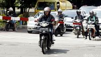Pengendara Nekat Terobos Palang Pintu KA