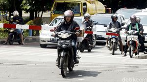 Pengendara Nekat Terobos Palang Pintu KA