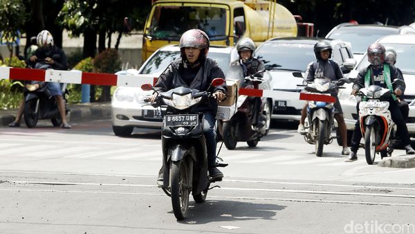 Pengendara Nekat Terobos Palang Pintu KA