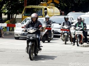 Pengendara Nekat Terobos Palang Pintu KA